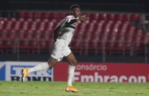 Zagueiro do São Paulo completa marca importante pelo clube