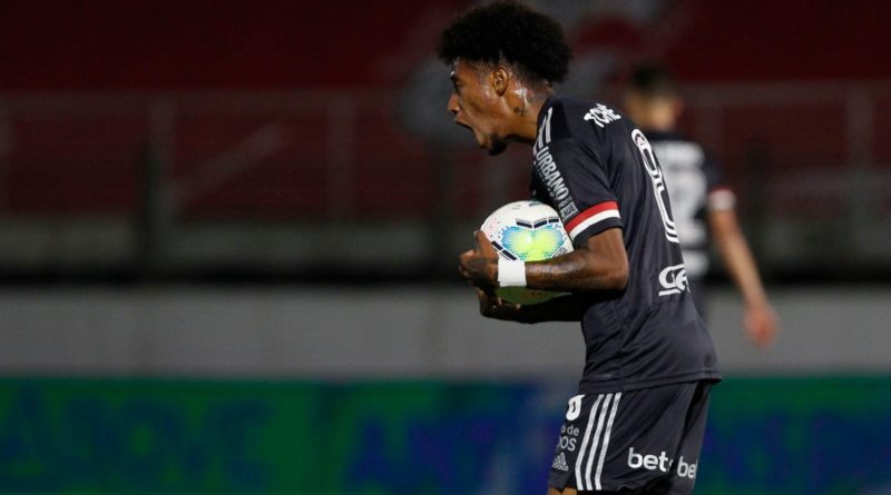 Tchê Tchê marcou um golaço contra o Santos, no Morumbi, no início de março de 2020. (Foto: Reprodução)
