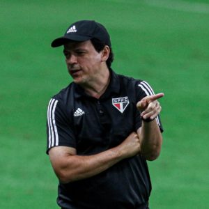 Ex-técnico do São Paulo, Fernando Diniz vira assunto mais comentado do X. (Foto: X do SPFC)