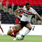 Luan desarmando em jogo do São Paulo contra o Flamengo. (Foto: Twitter do São Paulo)