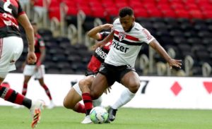 Luan desarmando em jogo do São Paulo contra o Flamengo. (Foto: Twitter do São Paulo)