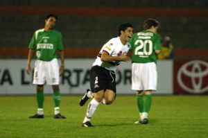 Cicinho marcou na vitória do São Paulo sobre o Palmeiras, no Choque-Rei que aconteceu na Libertadores de 2005. (Foto: Twitter do São Paulo)