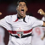 Ídolo do São Paulo, Cicinho provocou o Corinthians durante programa do SBT. (Foto: Twitter do São Paulo)