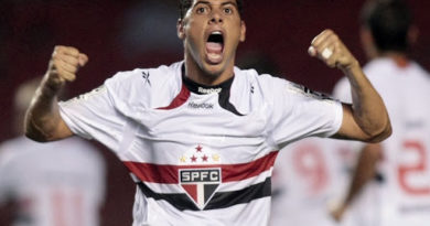 Ídolo do São Paulo, Cicinho provocou o Corinthians durante programa do SBT. (Foto: Twitter do São Paulo)