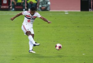 Luan chutou da entrada da área e contou com o desvio de Felipe Melo para abrir o placar na final do Paulistão. (Foto: Twitter do São Paulo)