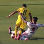 Diego Costa desarma jogador do Mirassol no último duelo da fase de classificação do Paulistão de 2021. (Foto: Twitter do São Paulo)