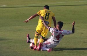 Diego Costa desarma jogador do Mirassol no último duelo da fase de classificação do Paulistão de 2021. (Foto: Twitter do São Paulo)