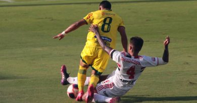 Diego Costa desarma jogador do Mirassol no último duelo da fase de classificação do Paulistão de 2021. (Foto: Twitter do São Paulo)