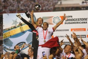 São Paulo, de Rogério Ceni e Lucas, levantou a Copa Sul-Americana de 2012. (Foto: Twitter da Conmebol)