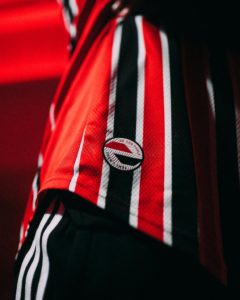 São Paulo divulga novo uniforme listrado para a temporada 2021. (Foto: Twitter da Adidas)