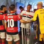 Miranda conversa com jogadores do Flamengo antes do jogo no Maracanã. (Foto: Reprodução/FlaTV)