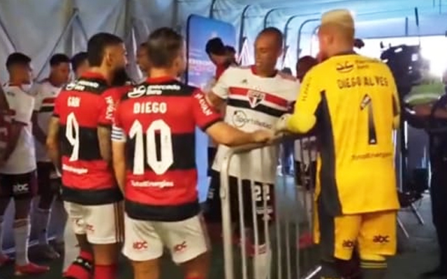 Miranda conversa com jogadores do Flamengo antes do jogo no Maracanã. (Foto: Reprodução/FlaTV)