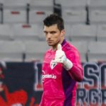 Tiago Volpi é questionado no gol do São Paulo. (Foto: Twitter do São Paulo)