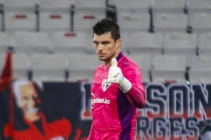 Tiago Volpi é questionado no gol do São Paulo. (Foto: Twitter do São Paulo)