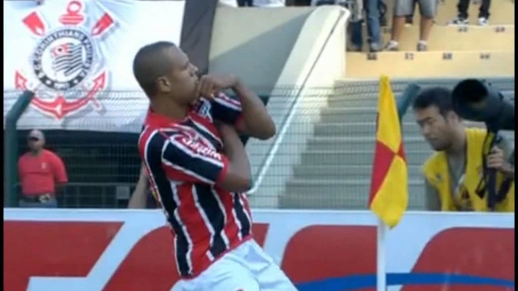 Luís Fabiano comemora gol histórico pelo São Paulo no Pacaembu contra o Corinthians pelo Brasileirão 2012. (Foto: Reprodução)