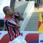 Luís Fabiano comemora gol histórico pelo São Paulo no Pacaembu contra o Corinthians pelo Brasileirão 2012. (Foto: Reprodução)