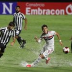 Pablo disputa a bola contra Luan Peres no gramado encharcado do Morumbi no último encontro entre São Paulo x Santos no Morumbi. (Foto: Twitter do São Paulo)