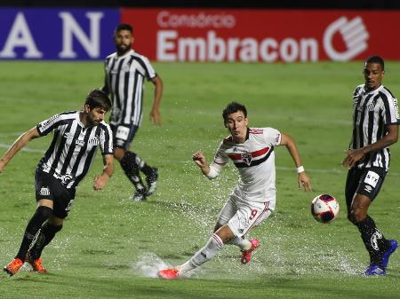 Pablo disputa a bola contra Luan Peres no gramado encharcado do Morumbi no último encontro entre São Paulo x Santos no Morumbi. (Foto: Twitter do São Paulo)