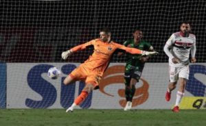 Tiago Volpi foi campeão paulista pelo São Paulo. (Foto: Twitter do São Paulo)