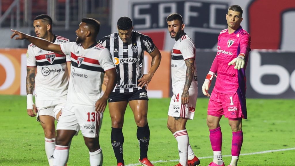 Hulk se lamenta durante empate sem gols contra o São Paulo pelo Brasileirão 2022. (Foto: AGIF)