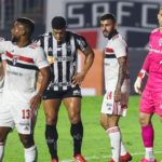 Hulk se lamenta durante empate sem gols contra o São Paulo pelo Brasileirão 2022. (Foto: AGIF)