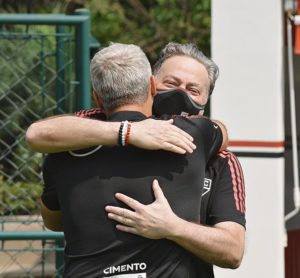 Presidente Julio Casares dá um abraço em Crespo e retifica confiança no trabalho do técnico do São Paulo. (Foto: Instagram de Julio Casares)