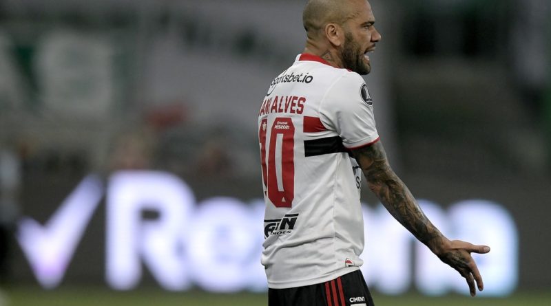 Daniel Alves assinou rescisão de contrato com São Paulo. (Foto: Twitter da Conmebol)