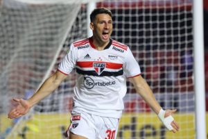 Calleri marca novamente em clássico, e São Paulo rompe série sem vitórias no Brasileirão. (Foto: AGIF)