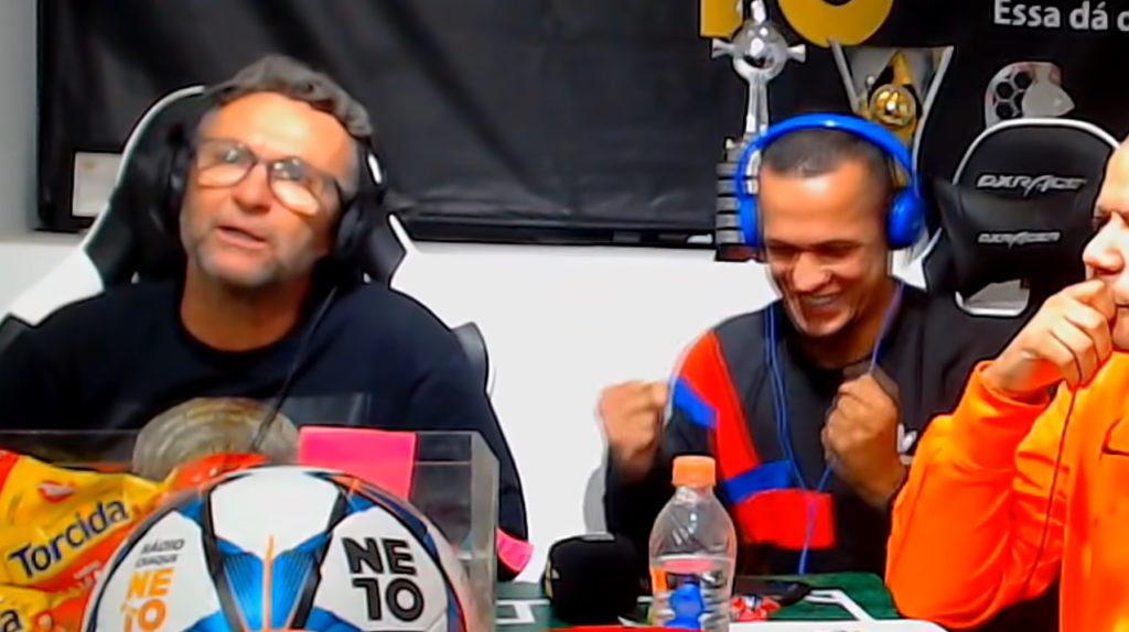 Neto fica irado em transmissão do Majestoso, enquanto Souza sorri e comemora ao lado dele em gol do São Paulo. (Foto: Reprodução/Rádio Craque Neto)