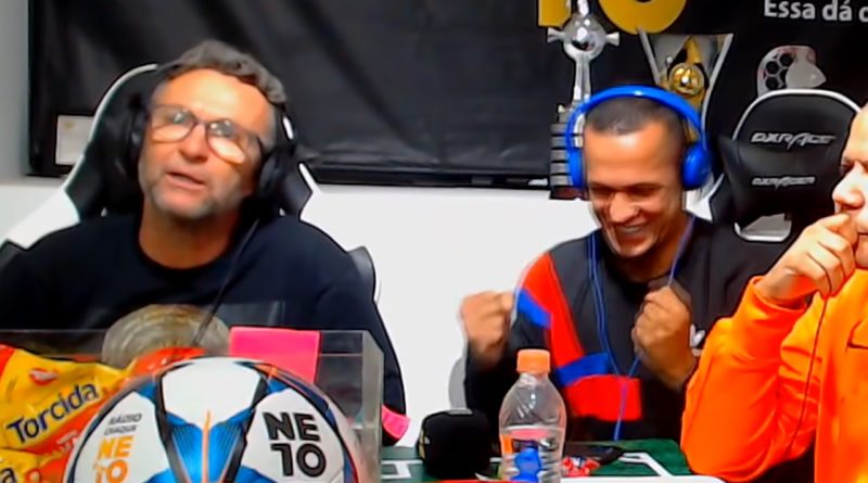 Neto fica irado em transmissão do Majestoso, enquanto Souza sorri e comemora ao lado dele em gol do São Paulo. (Foto: Reprodução/Rádio Craque Neto)