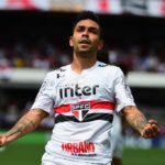 Petros celebra gol pelo São Paulo contra o Corinthians, em 2017. (Foto: Twitter do São Paulo)