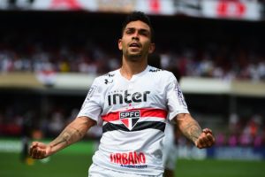Petros celebra gol pelo São Paulo contra o Corinthians, em 2017. (Foto: Twitter do São Paulo)
