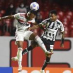 Marinho disputa a bola com Welington em empate do São Paulo contra o Santos no Morumbi. (Foto: Twitter do Santos)