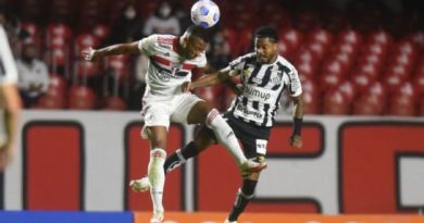 Marinho disputa a bola com Welington em empate do São Paulo contra o Santos no Morumbi. (Foto: Twitter do Santos)
