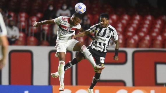 Marinho disputa a bola com Welington em empate do São Paulo contra o Santos no Morumbi. (Foto: Twitter do Santos)