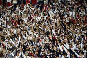 Torcida do São Paulo presente no Morumbi em partida do Brasileirão. (Foto: Marcos Ribolli/ge)