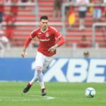 Zagueiro do Internacional na campanha da Libertadores, Victor Cuesta tem contrato válido até junho de 2022 e pode assinar pré-contrato em janeiro. São Paulo está de olho. (Foto: Twitter do Internacional)