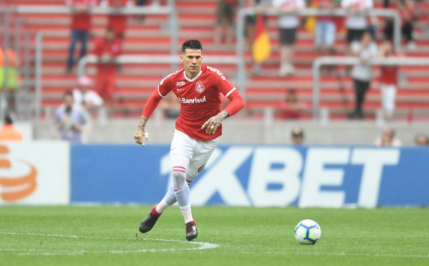 Zagueiro do Internacional na campanha da Libertadores, Victor Cuesta tem contrato válido até junho de 2022 e pode assinar pré-contrato em janeiro. São Paulo está de olho. (Foto: Twitter do Internacional)