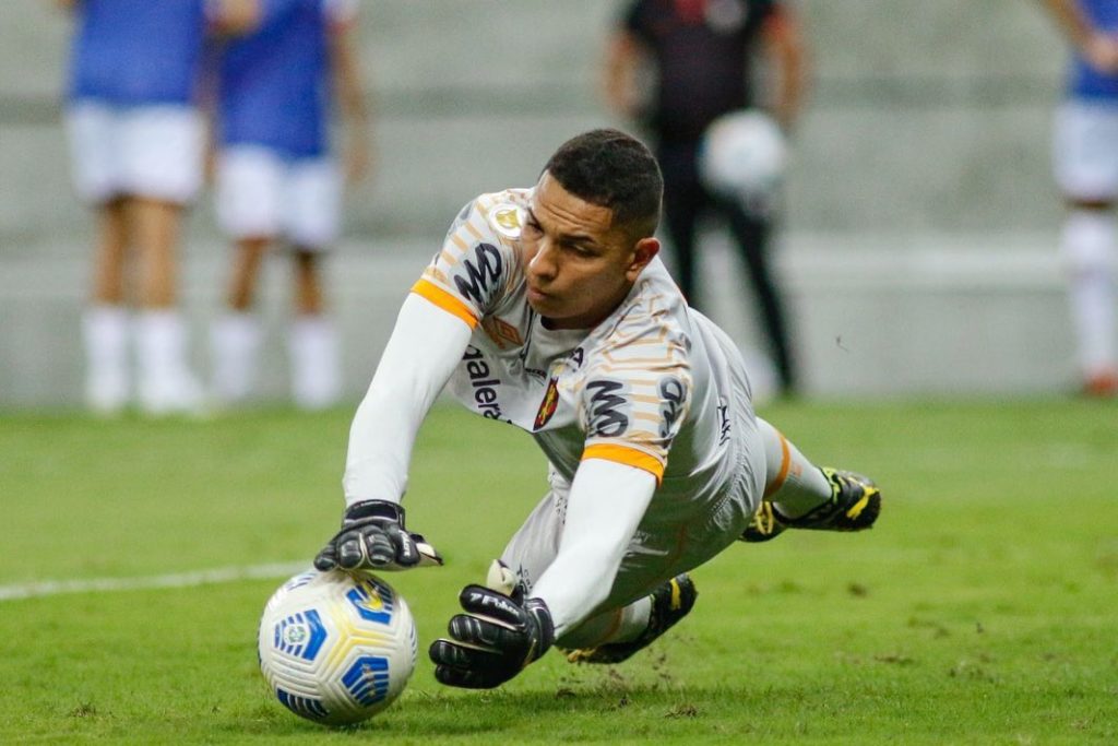 Maílson é um dos melhores goleiros do Brasileirão em 2021 e poderia ser opção para Rogério Ceni. (Foto: Twitter do Sport)