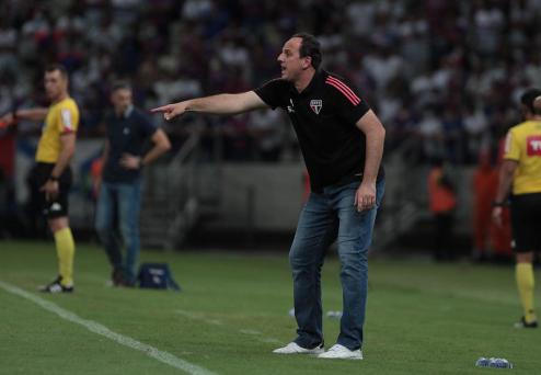 Rogério Ceni valoriza empate do São Paulo oriundo de golaço de falta de Benítez. (Foto: Twitter do São Paulo)