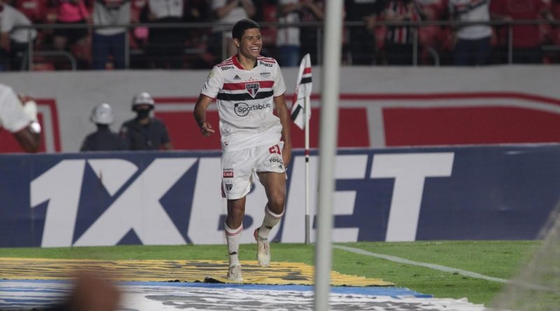 Gabriel Sara é titular absoluto do São Paulo e Rogério Ceni elogia qualidade do atleta. (Foto: Twitter do São Paulo)
