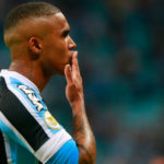 São Paulo negocia para contratar Douglas Costa. (Foto: Twitter do Grêmio)