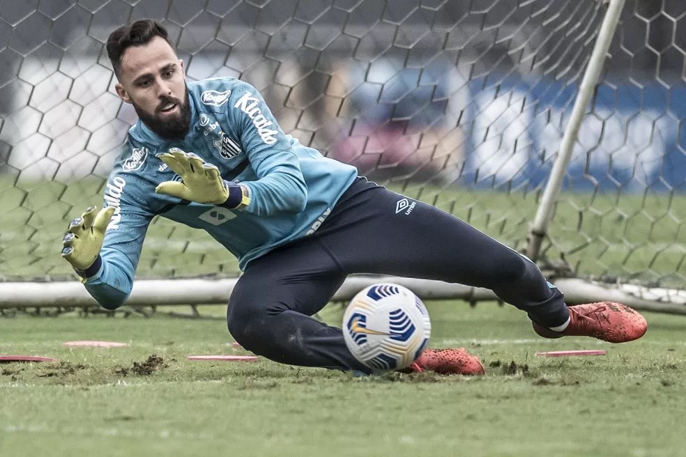 Jandrei é goleiro escolhido por Rogério Ceni para brigar por posição com Tiago Volpi no São Paulo. (Foto: Twitter do Santos)