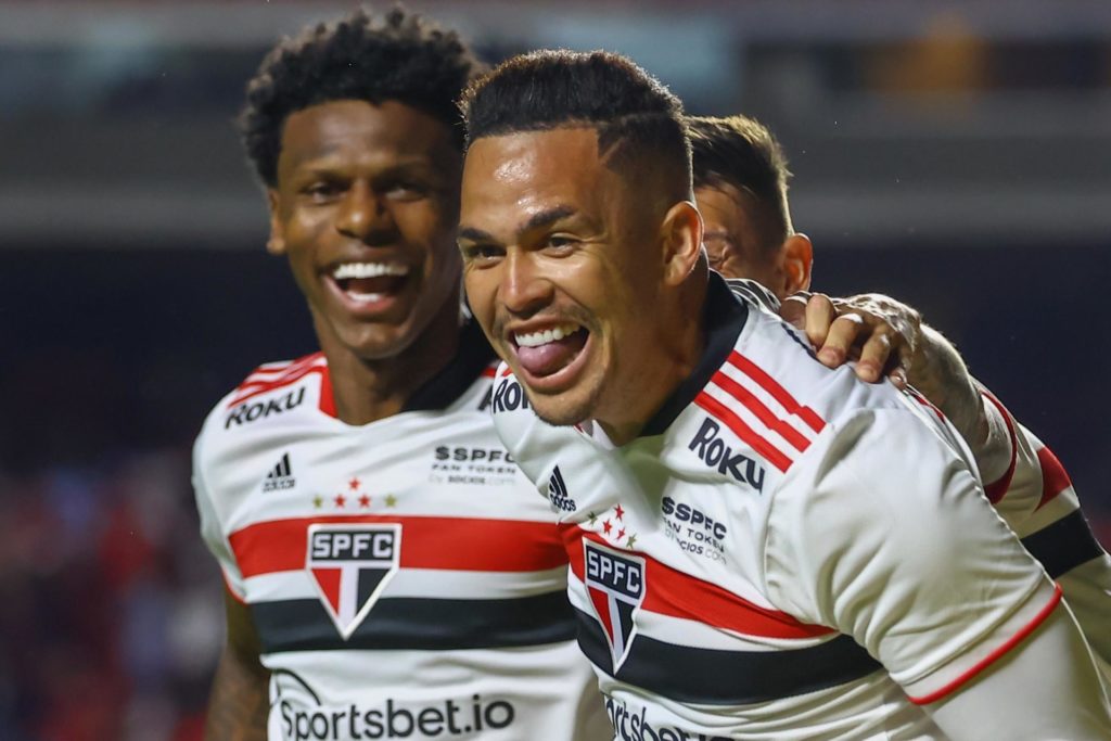 São Paulo tenta fechar contrato com mais uma empresa para estampar uniforme. (Foto: Twitter do São Paulo)