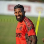 Rodinei aparece como opção para lateral-direita do São Paulo. (Foto: Twitter do Flamengo)