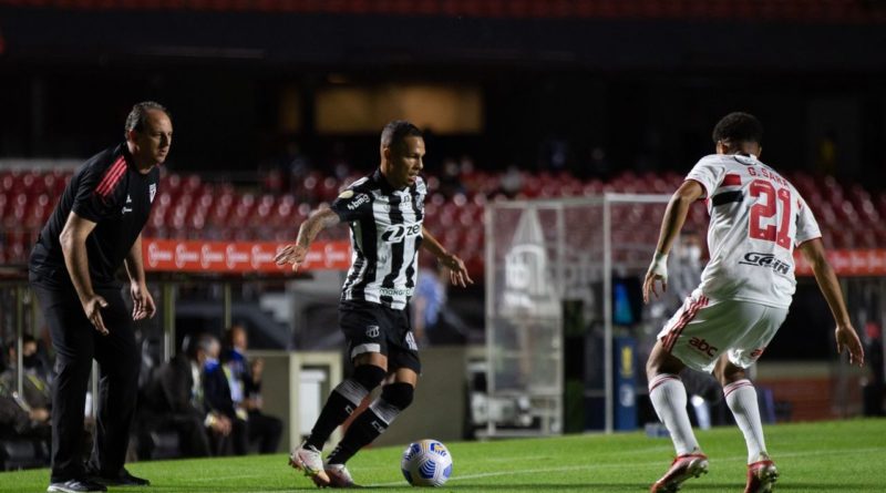Rogério Ceni analisa jogador do Ceará para reforçar o clube. (Foto: Twitter do São Paulo)