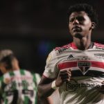 Arboleda renovou seu contrato com o São Paulo. (Foto: Twitter do São Paulo)