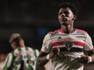 Arboleda renovou seu contrato com o São Paulo. (Foto: Twitter do São Paulo)