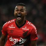Nikão estava fechado com o Internacional, mas teve divergência e está próximo do São Paulo. (Foto: Twitter do Athletico Paranaense)
