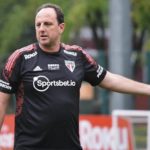 Rogério Ceni, técnico do São Paulo, define Pedro como centroavante como peça-chave em lista de reforços. (Foto: Twitter do São Paulo)